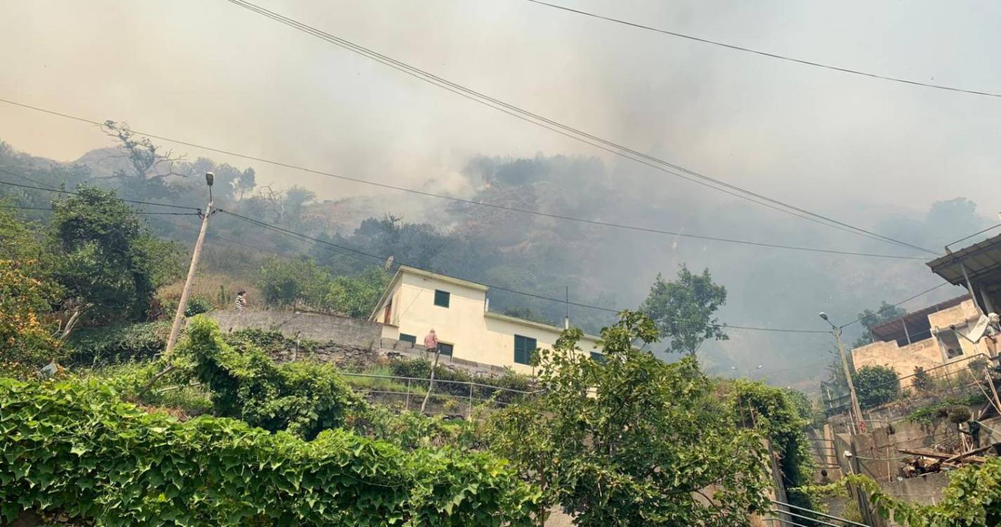 Dezenas de pessoas ‘preparadas’ para defender as suas casas na Serra de Água