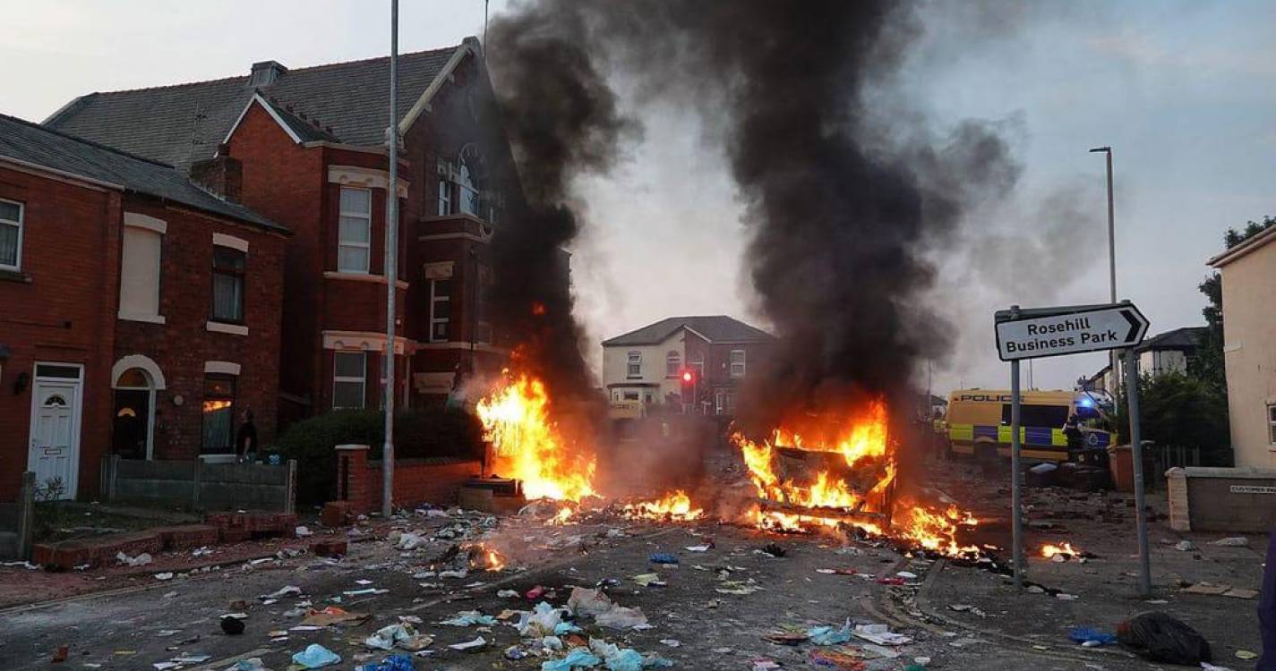 Governo britânico convoca reunião de emergência após protestos violentos de extrema-direita