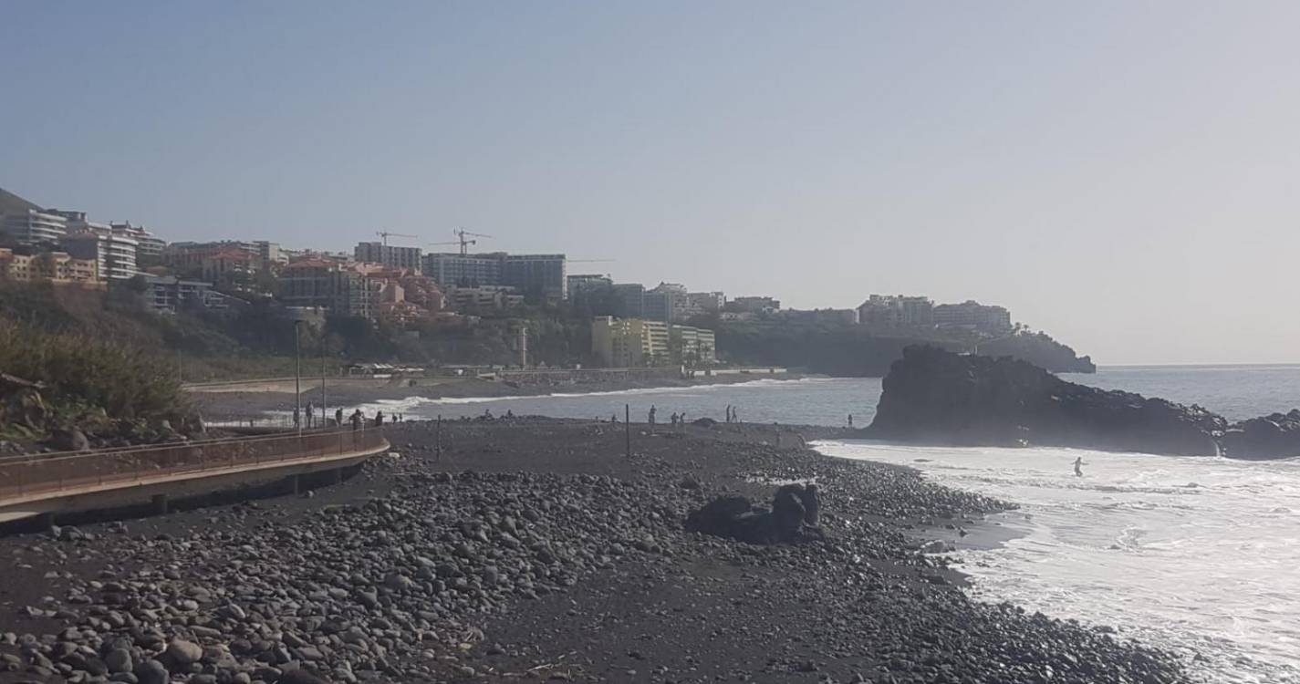 Turistas desafiam ondas na Praia Formosa (com fotos)