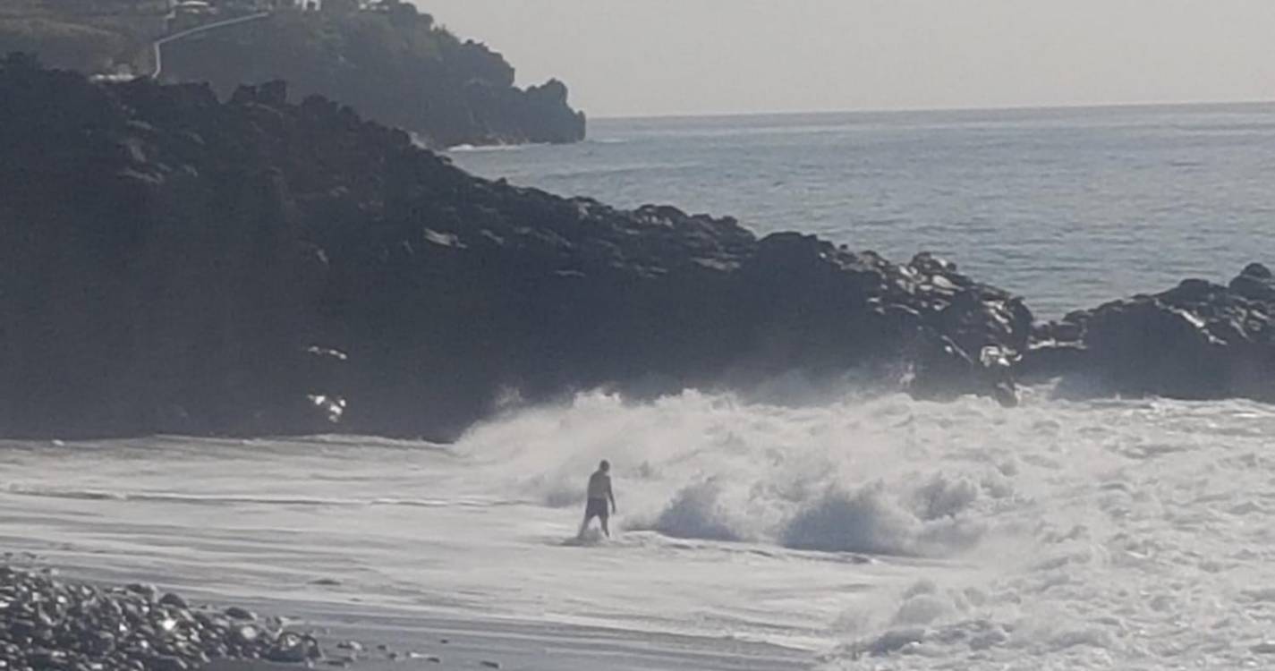 Turistas desafiam ondas na Praia Formosa (com fotos)