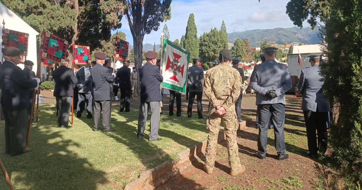 Militares prestam homenagem aos camaradas que já partiram