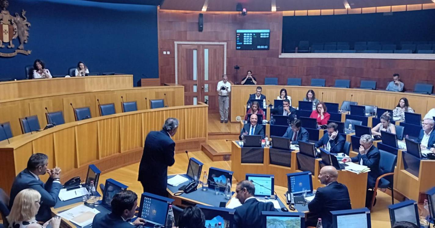 Chega e PS em discussão acesa sobre eventual moção de censura ao Governo