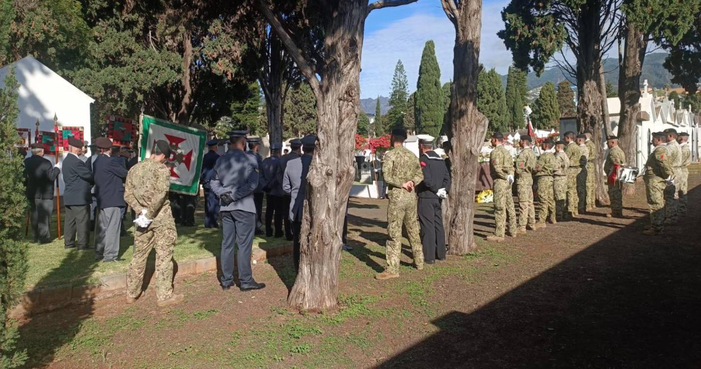 Militares prestam homenagem aos camaradas que já partiram