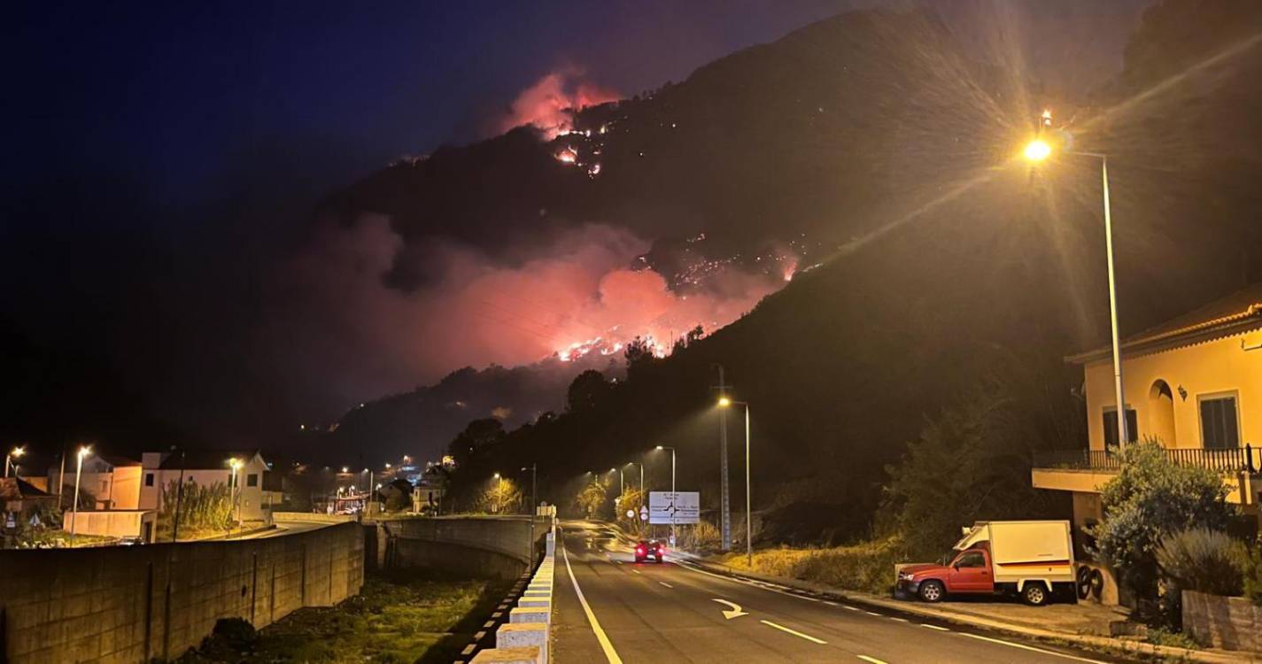 Fogo ameaça casas na Serra de Água (com vídeo)