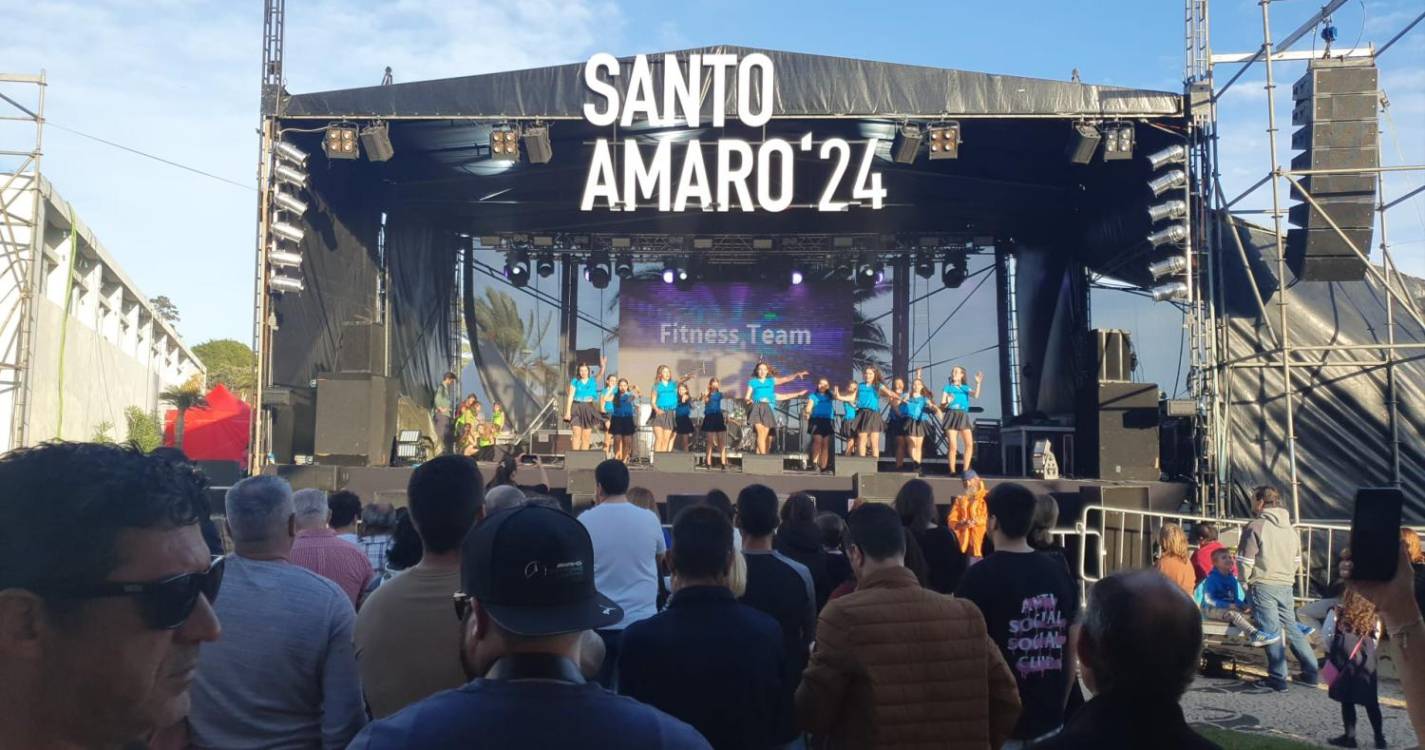 Santa Cruz com praça cheia em dia de festa