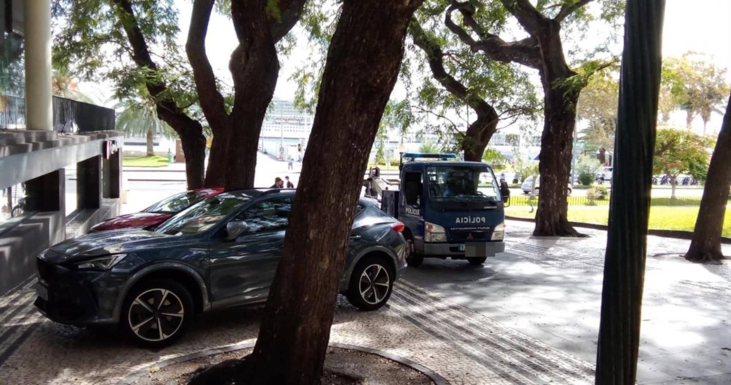 PSP multa carros estacionados junto ao Palácio de São Lourenço