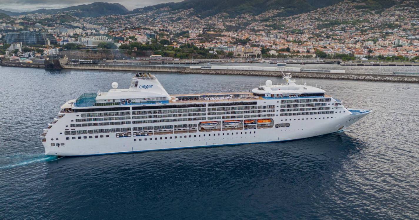 ‘Seven Seas Mariner’ embeleza Porto do Funchal (com fotos)