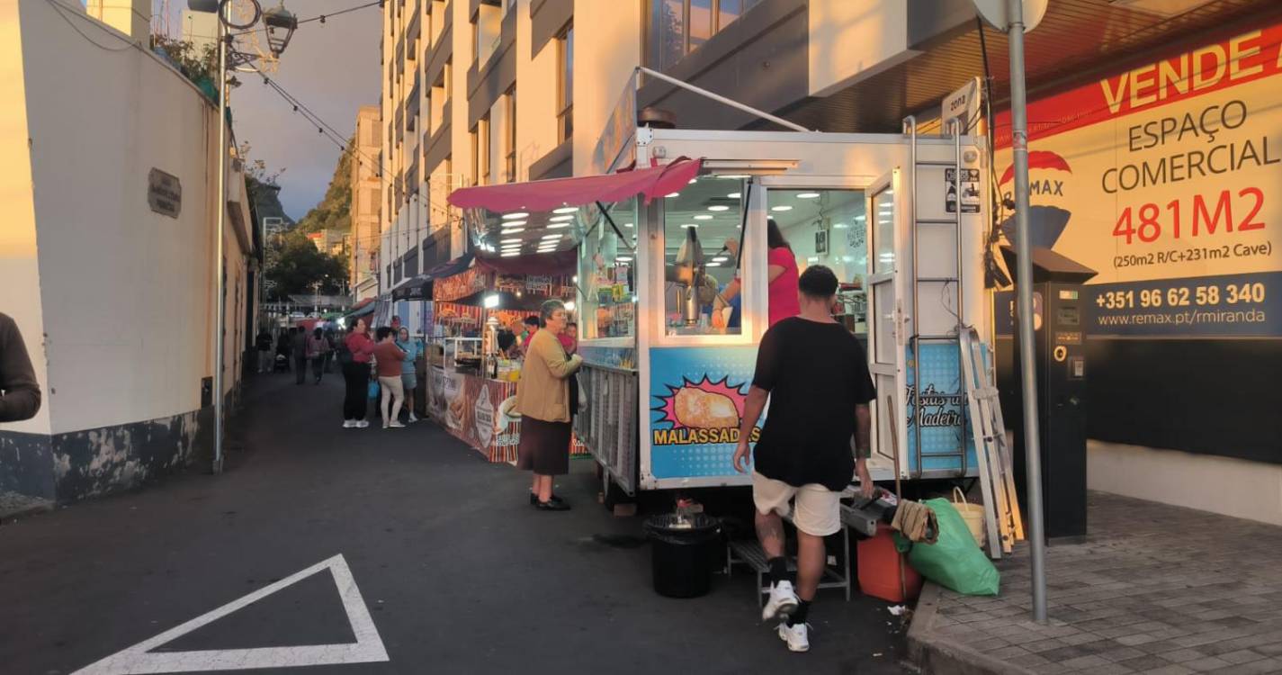 Natal: Mercado da Ribeira Brava pronto para uma noite animada