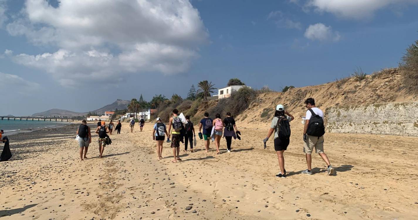 120 ‘Jovens Conectados’ realizaram limpeza na praia no Porto Santo