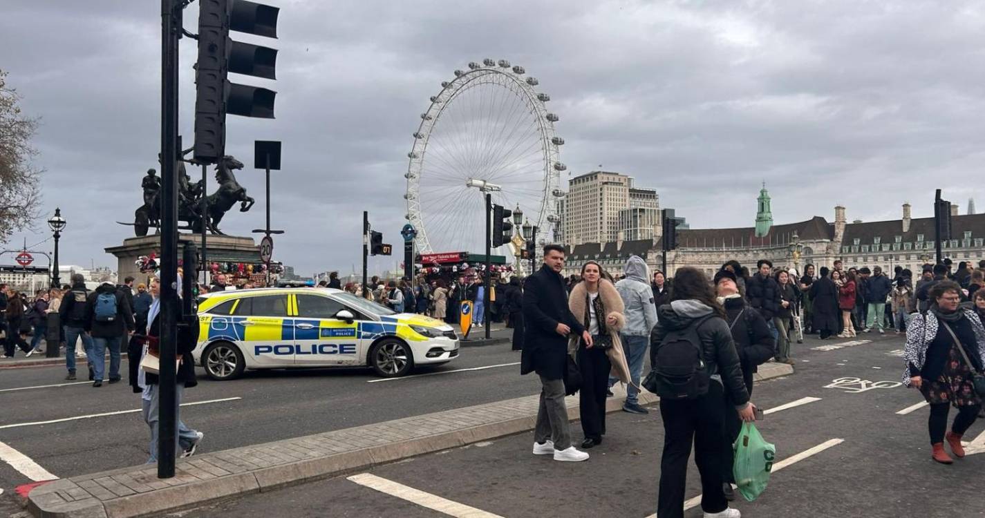 Ponte de Westminster fechada após tentativa de homicídio. Vítima em estado crítico