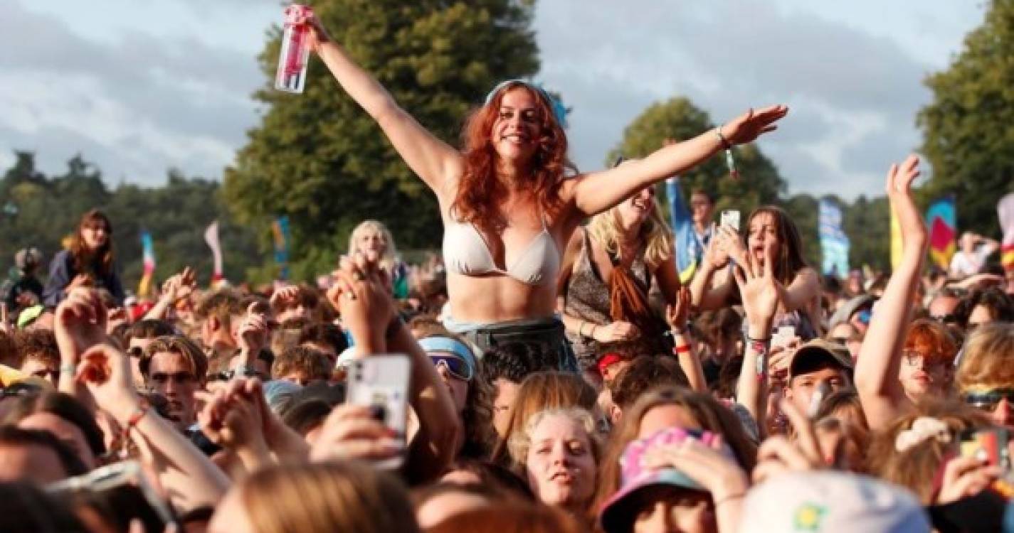 Veja as imagens do primeiro festival de música sem restrições no Reino Unido