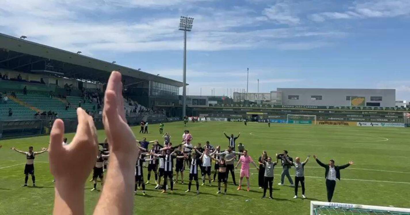 Nacional festeja vitória no relvado com os adeptos. Veja aqui o momento