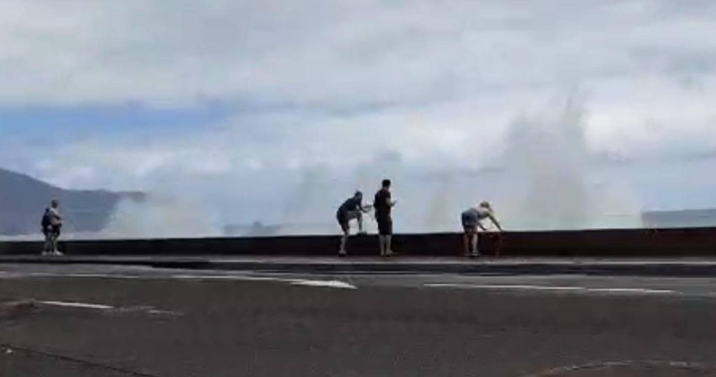 Turistas na marginal de São Vicente divertem-se com ondas indiferentes ao perigo (vídeo)