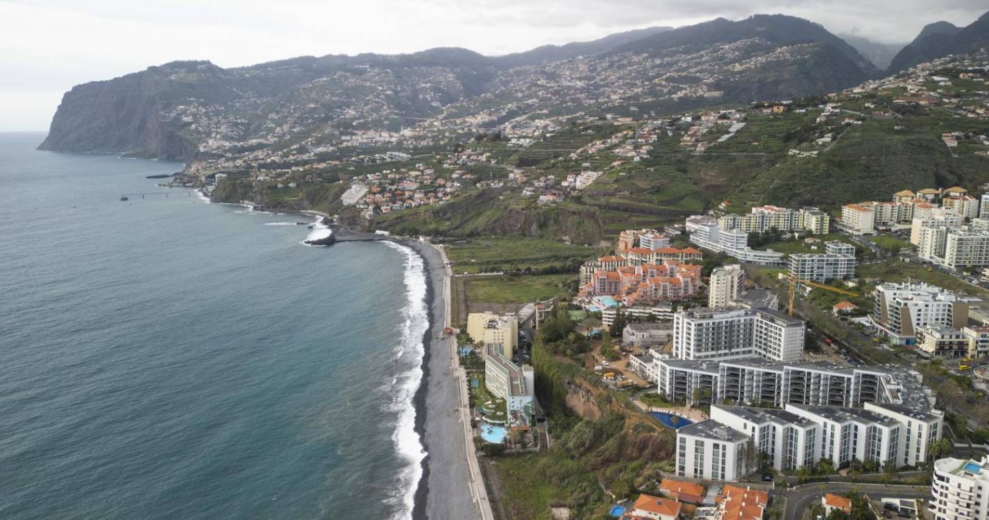 Temperatura do mar convida a banhos nesta terça-feira