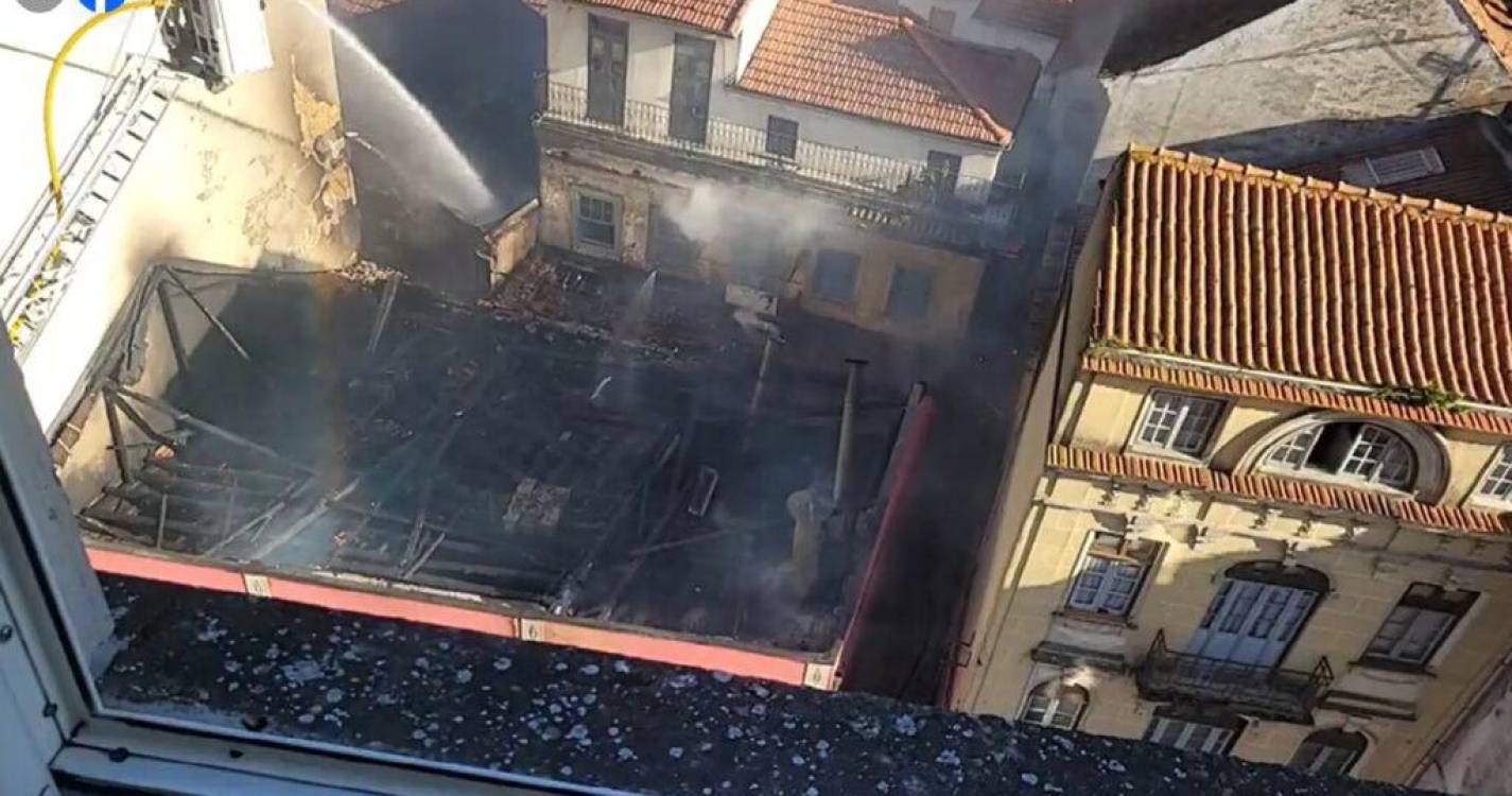 Bombeiros combatem incêndio num restaurante da Baixa de Coimbra