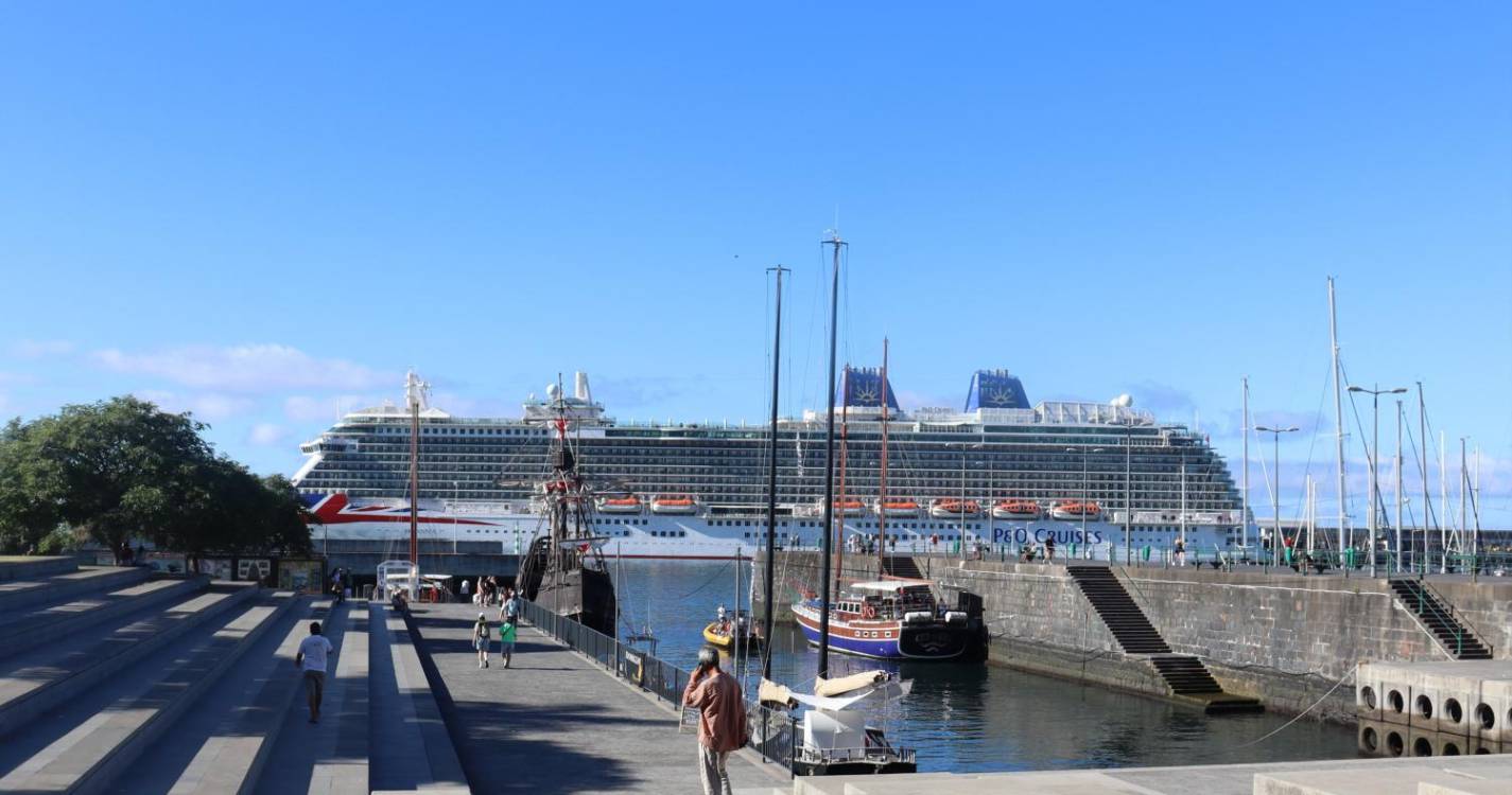 Britannia traz 5.179 pessoas ao Funchal e partilha porto com dois superiates