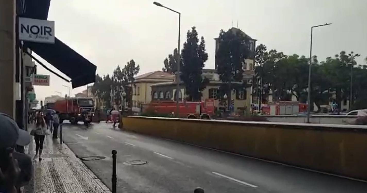 Cortejo do aniversário dos Bombeiros Sapadores do Funchal atrai atenções no centro da cidade (com vídeo)