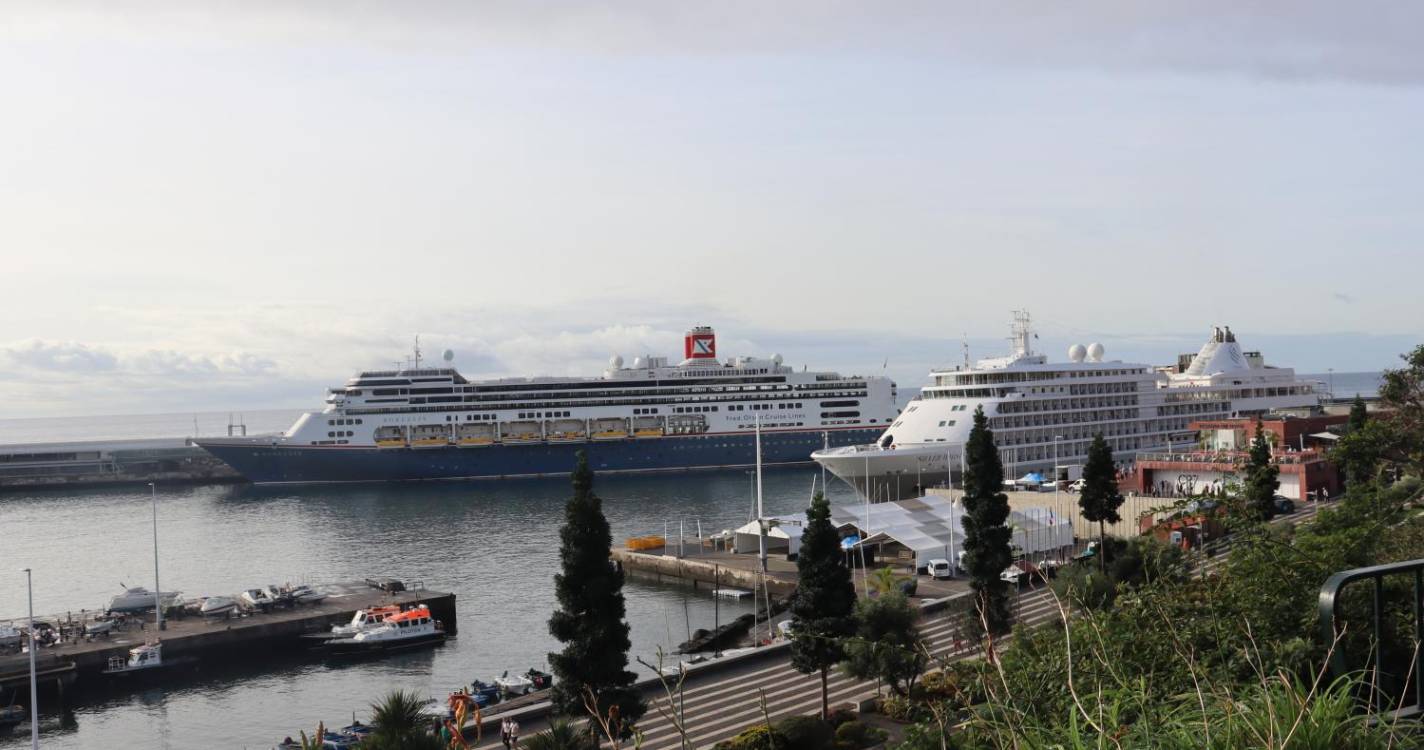 Borealis e Silver Whisper no Porto do Funchal com 2.179 pessoas