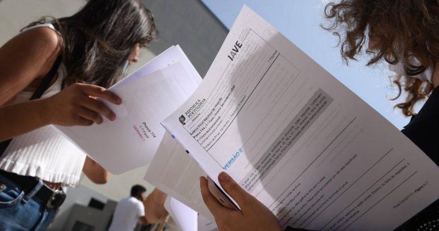 Exames do Secundário: Média nacional inalterada com escolas públicas mais próximas de colégios