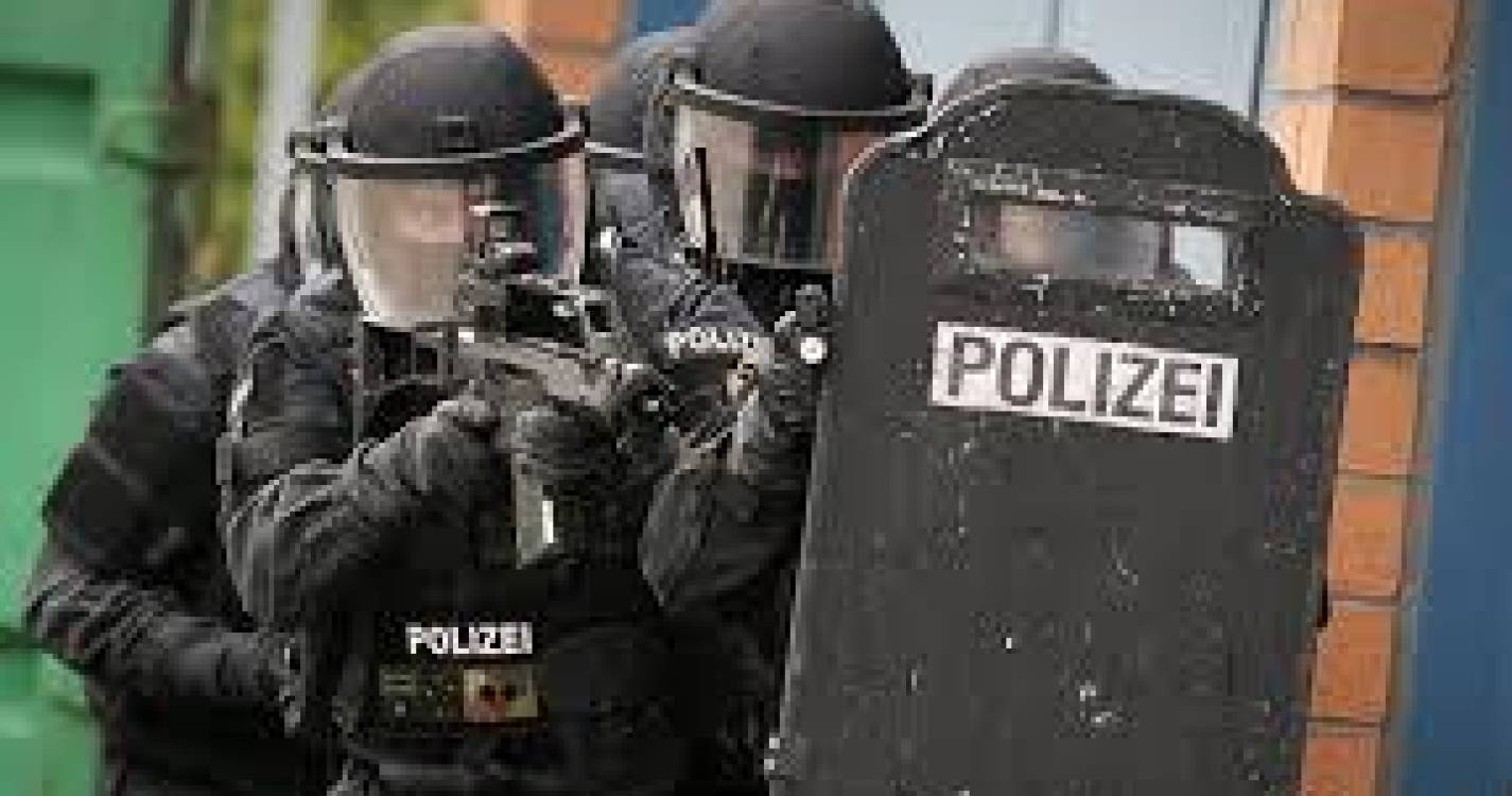 Manifestantes ferem dois polícias à margem de congresso de extrema-direita