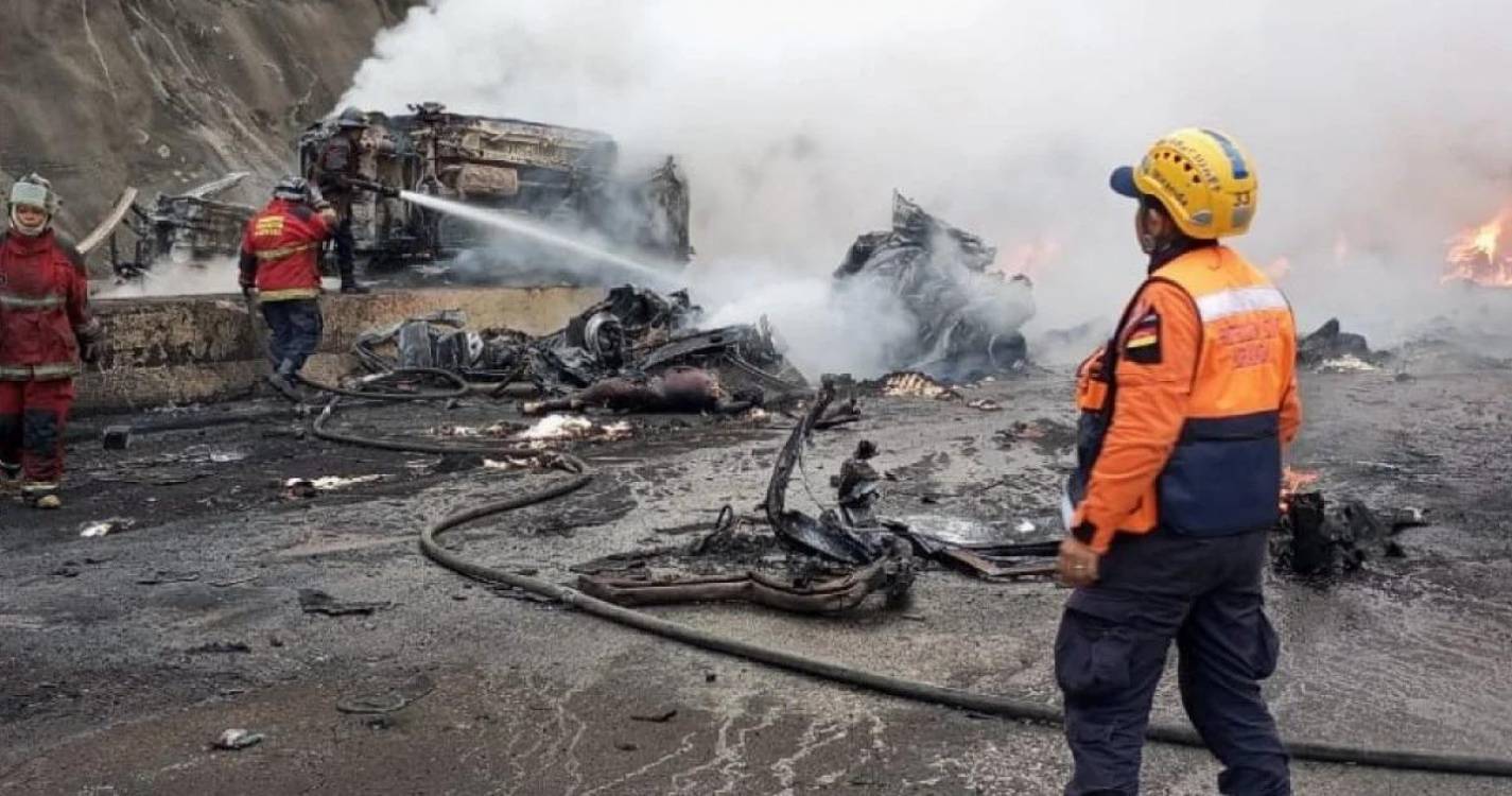 Oito mortos e 14 feridos em colisão e incêndio de várias viaturas na Venezuela