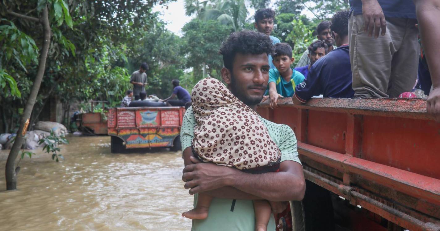 Inundações no Bangladesh fazem quase 60 mortos e afetam mais de 5,5 milhões de pessoas