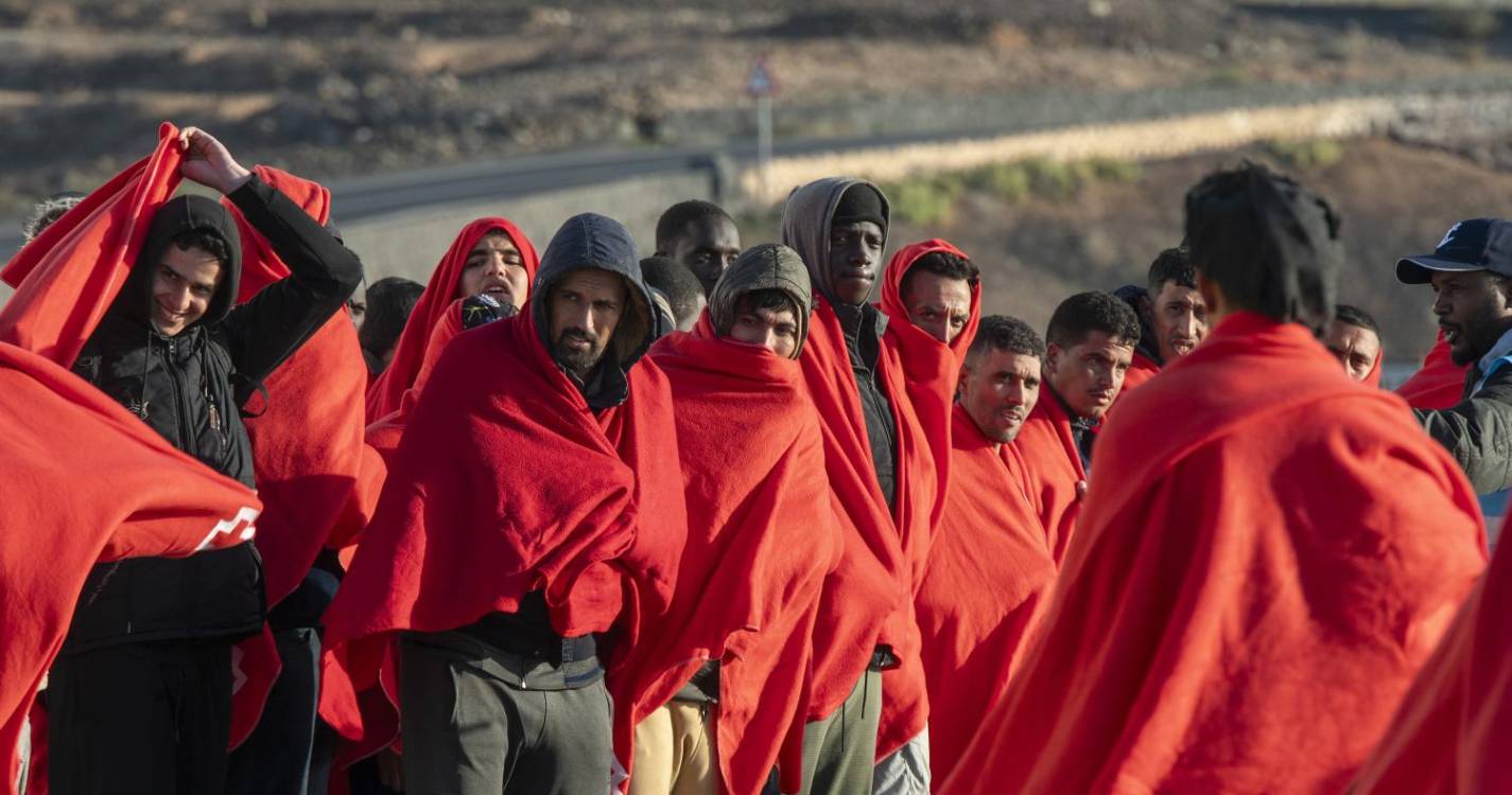 Navio humanitário resgata 134 pessoas a bordo de barcaça no Mediterrâneo Central