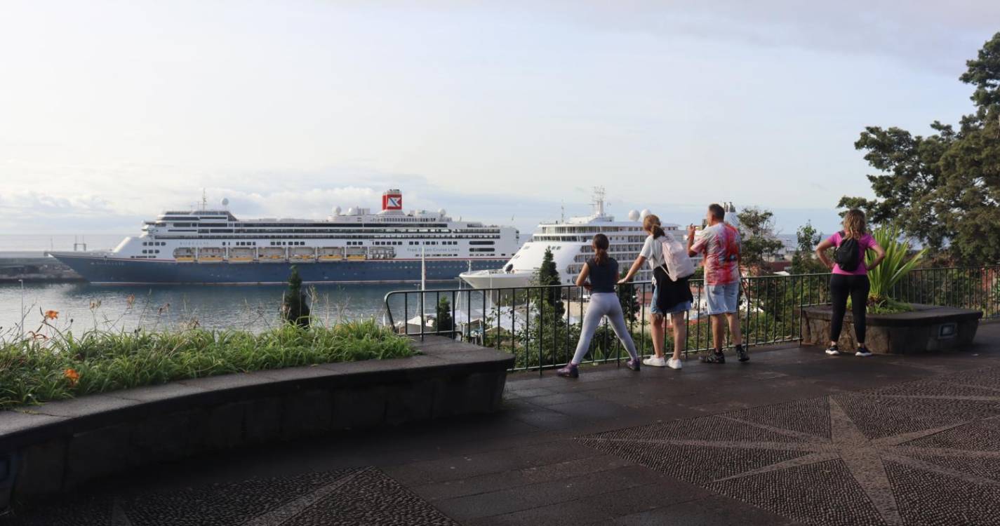 Borealis e Silver Whisper no Porto do Funchal com 2.179 pessoas