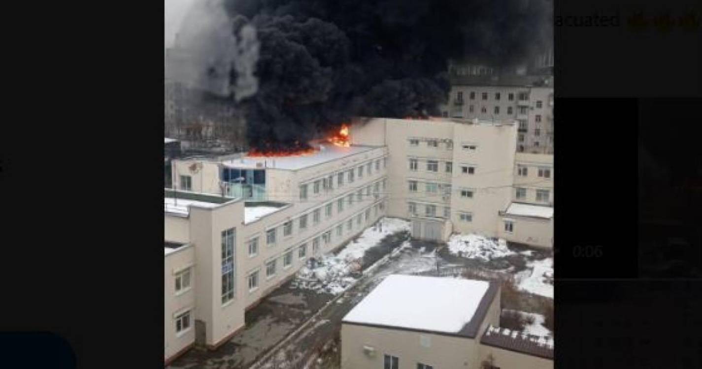 Incêndio em hospital russo obriga pessoas a fugir pelas janelas (com vídeos)