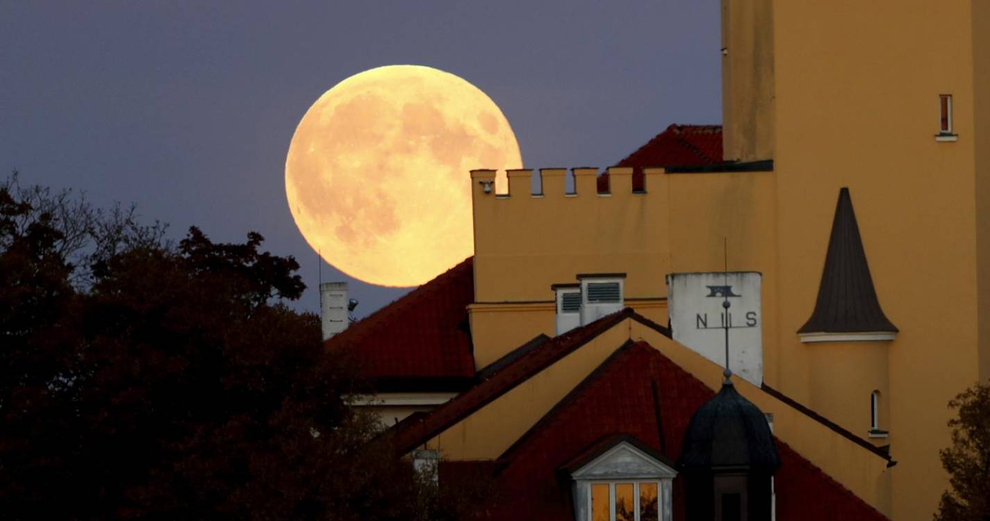 Superlua mais brilhante do ano foi captada nos quatro cantos do mundo. Veja as imagens