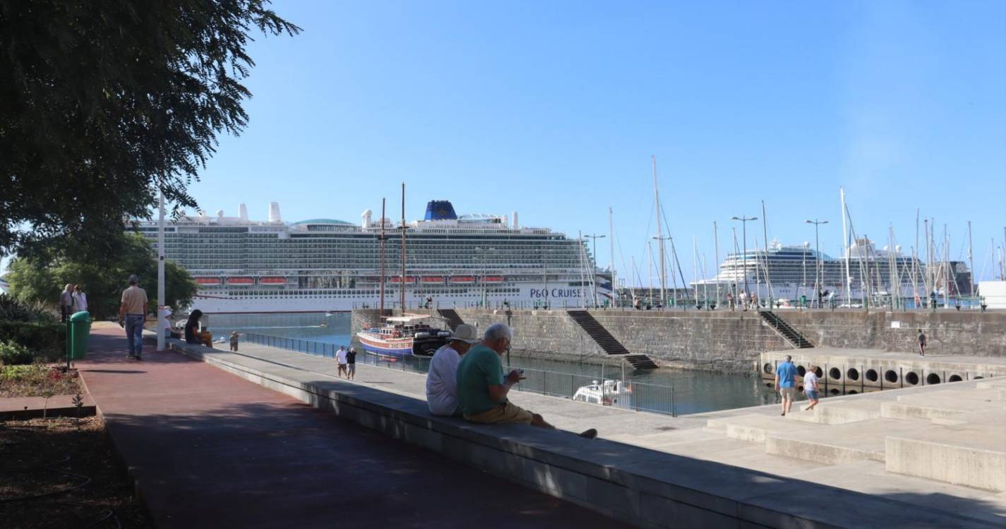 Porto do Funchal com dois navios de cruzeiro que trazem quase 8.000 pessoas