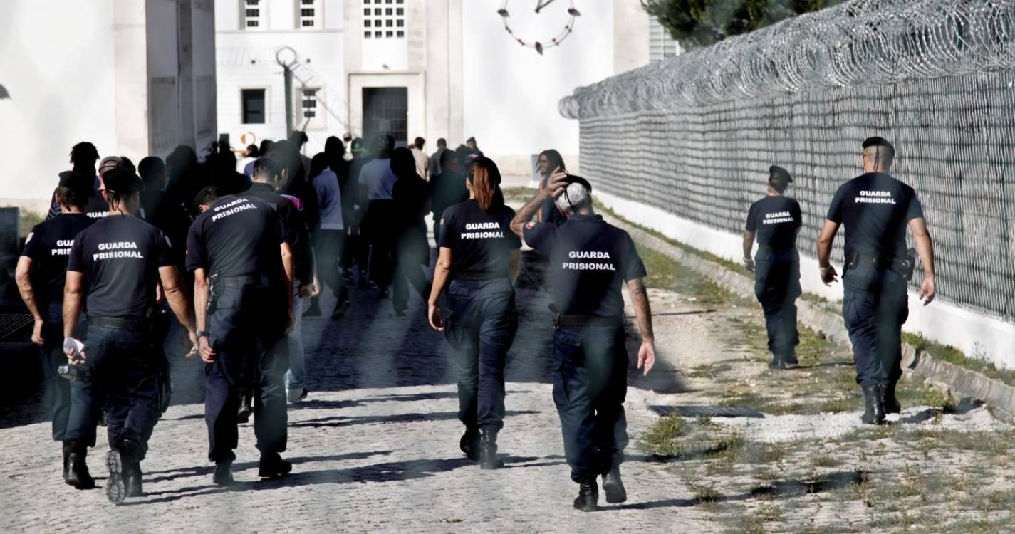 Guardas prisionais em greve de 24 horas a partir da meia-noite