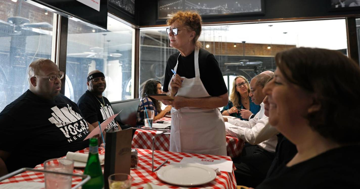 Susan Sarandon volta a ser empregada de mesa em Nova Iorque para exigir salários dignos
