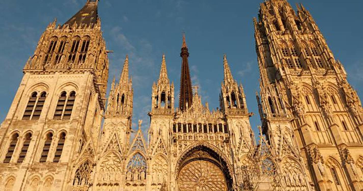 Incêndio atinge catedral de Rouen em França