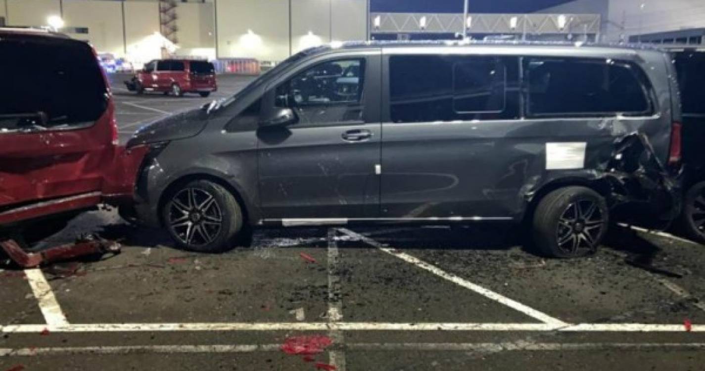 Ex-funcionário da Mercedes destrói mais de 50 carros com retroescavadora (com vídeo e fotos)