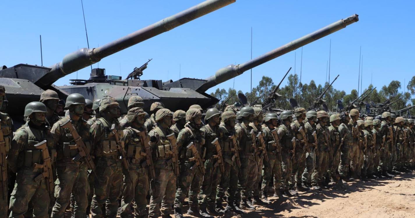 Secretária de Estado da Defesa Nacional visita maior exercício da Academia Militar (com fotos)