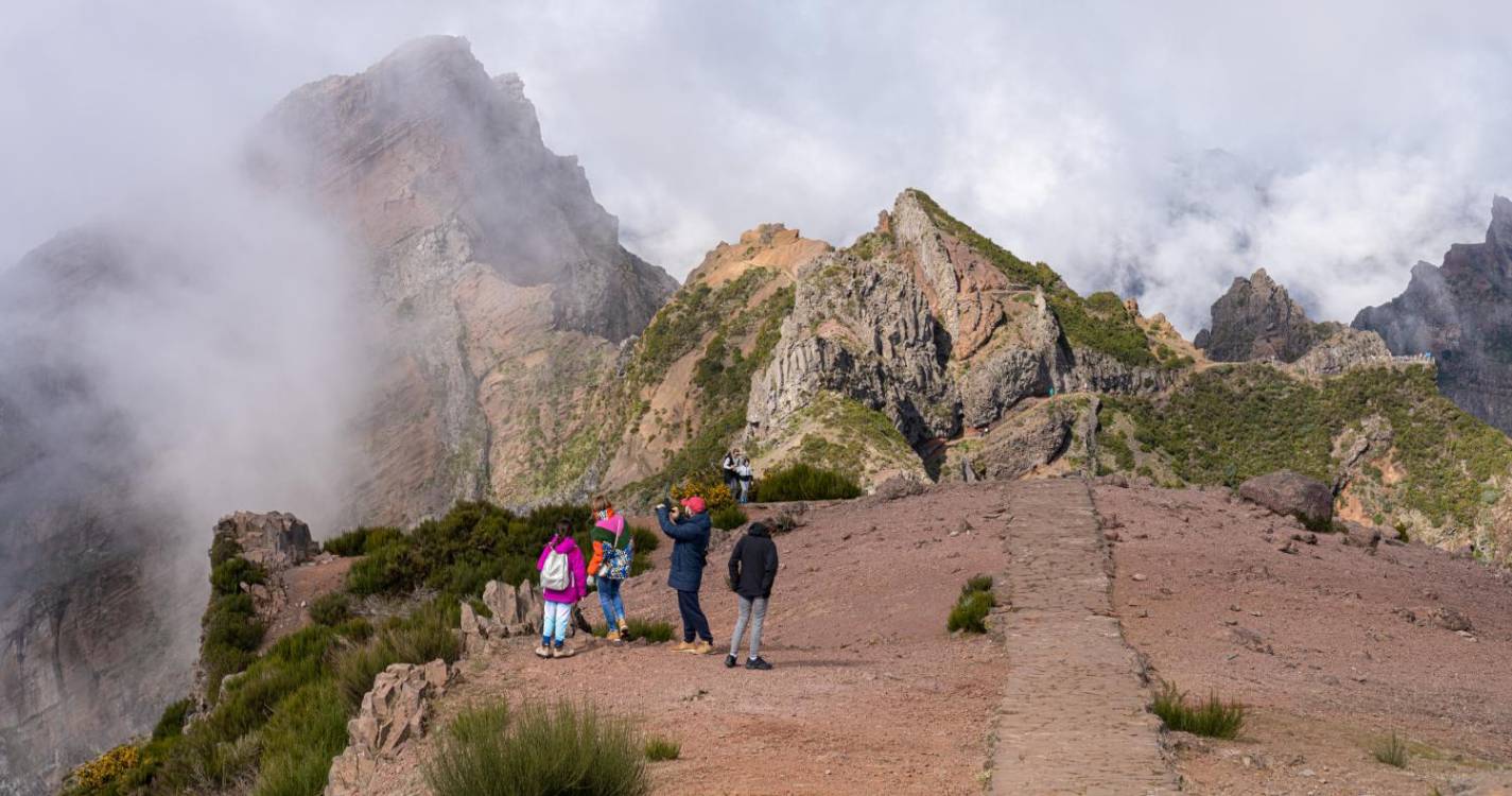 Mulher fica ferida após queda no Pico do Areeiro