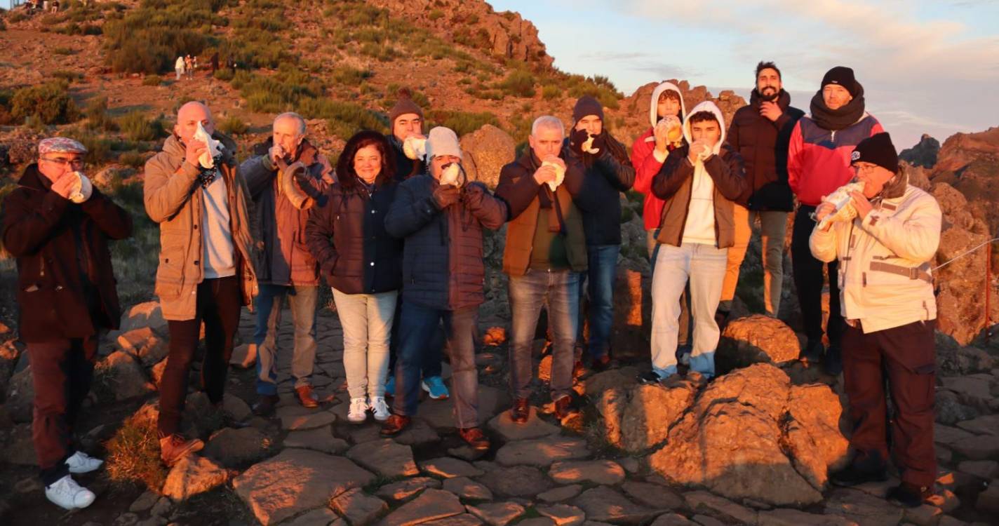 Cerca de duas dezenas de pessoas assinalaram Ano Novo ao som de búzios no Pico do Areeiro