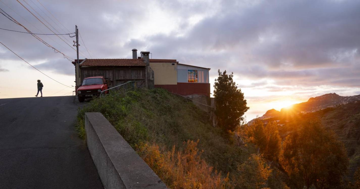 Estrada mudou a vida no lugar dos Três Paus