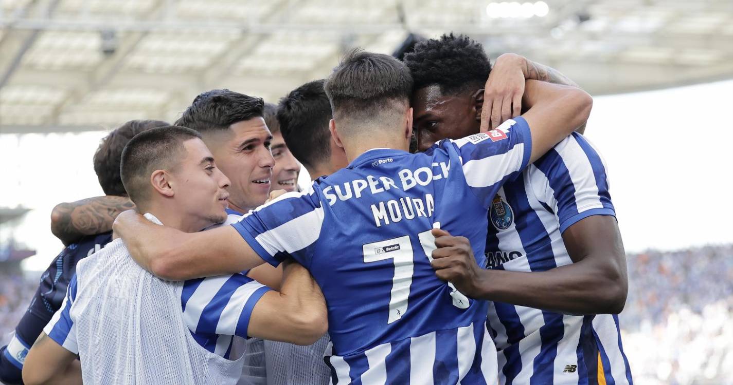 FC Porto vence Farense no Estádio do Dragão