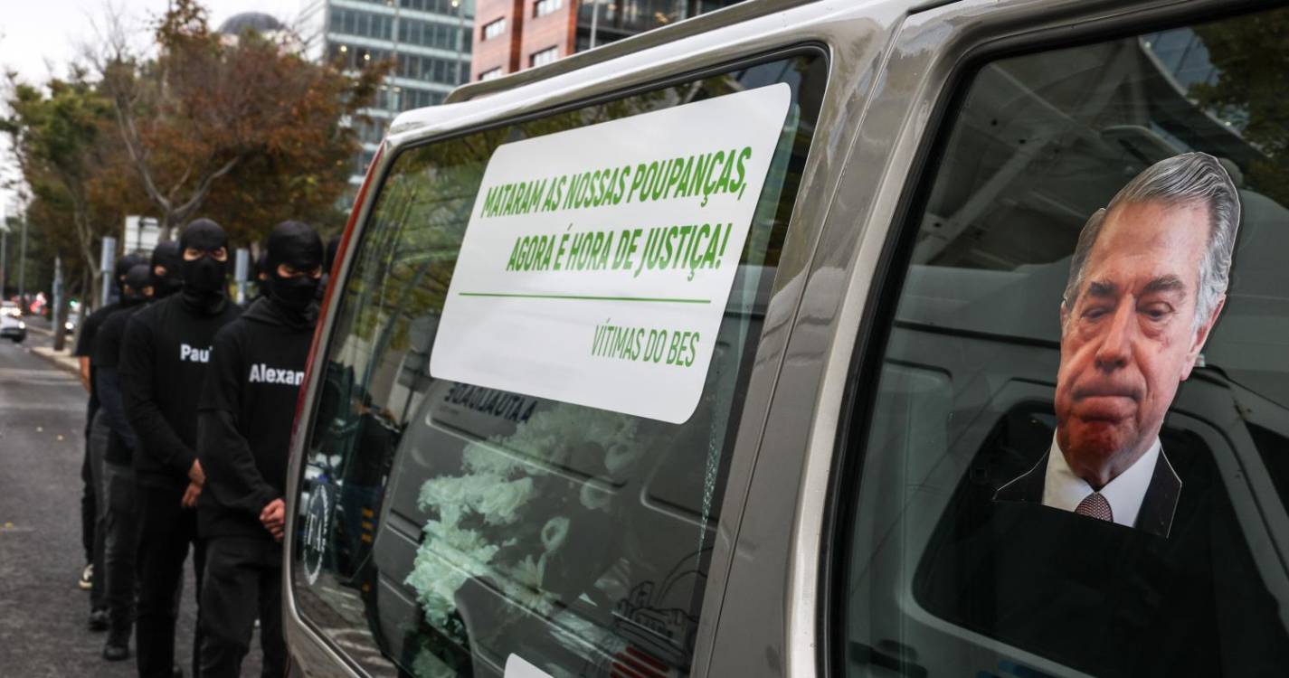 BES/GES: Lesados usam carro funerário para protesto junto ao tribunal