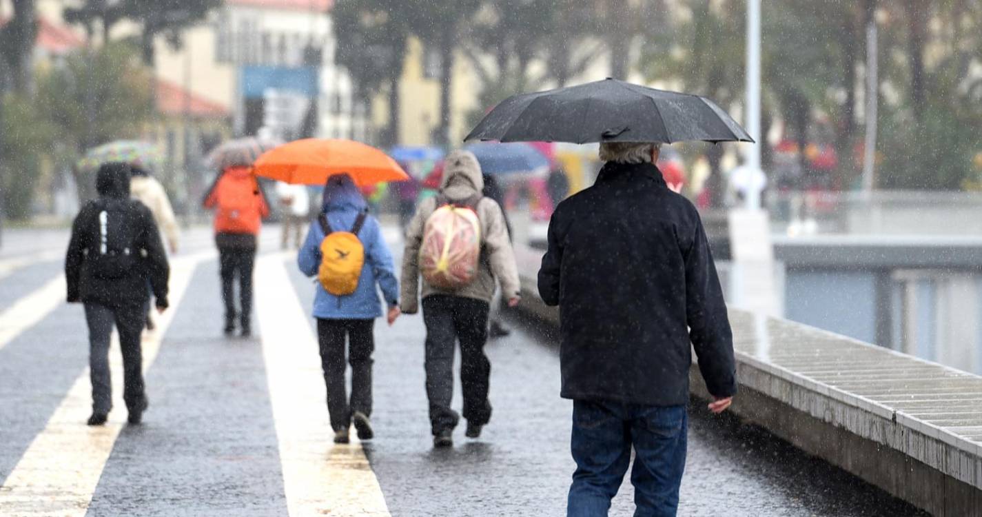 Costa sul e regiões montanhosas sob aviso amarelo até às 12h00 de amanhã devido à chuva