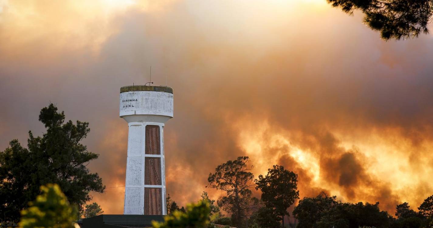 Incêndios: Fogo no Seixal teve origem em viatura na A33 e queimou cinco veículos