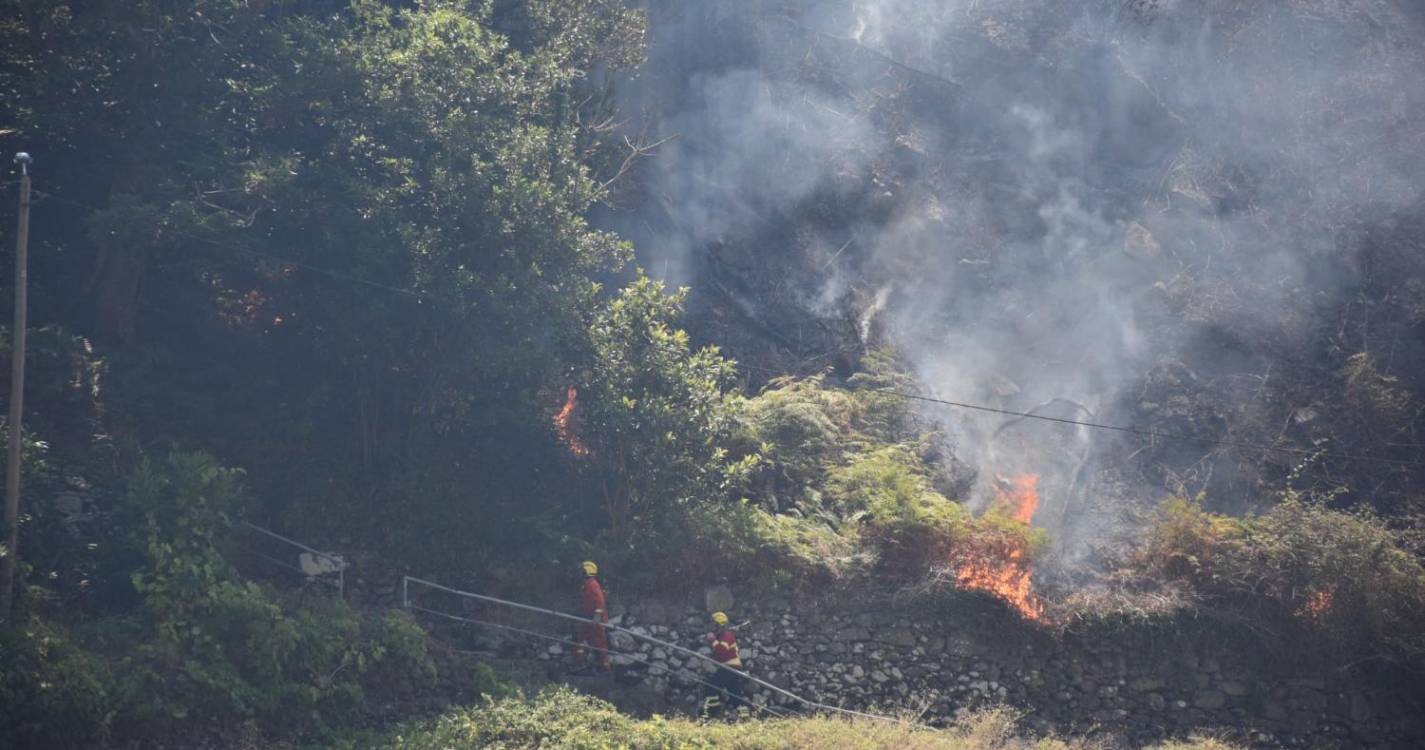 Fogo continua a lavrar na Ribeira Brava com duas frentes ativas