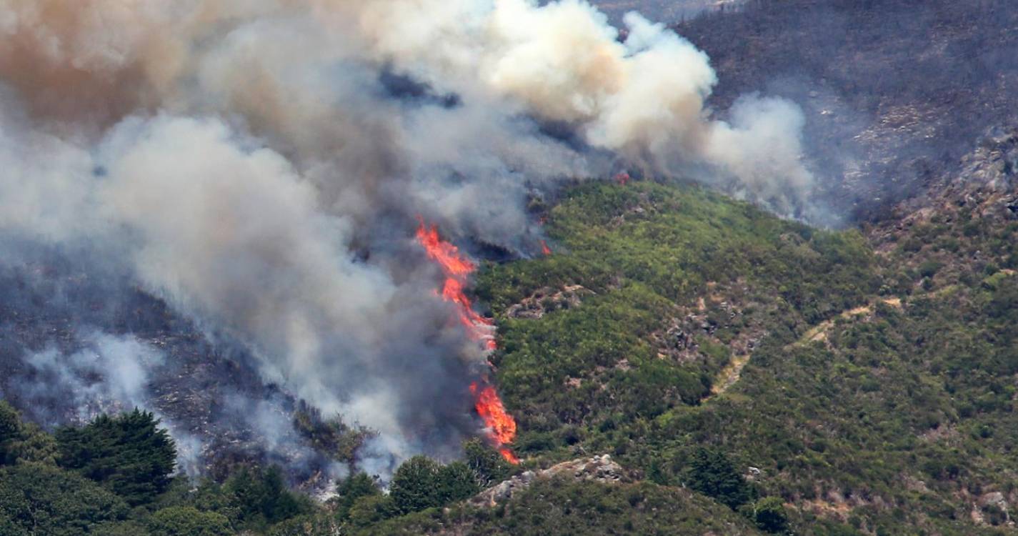 Incêndio com três frentes ativas: Jardim da Serra, Curral e Encumeada