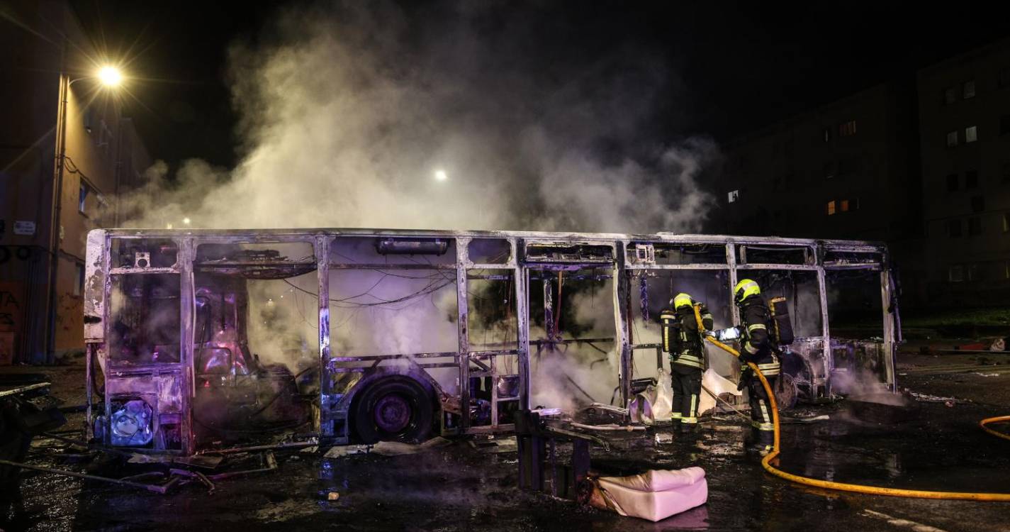 Autocarro incendiado no Bairro do Zambujal retirado com escolta policial