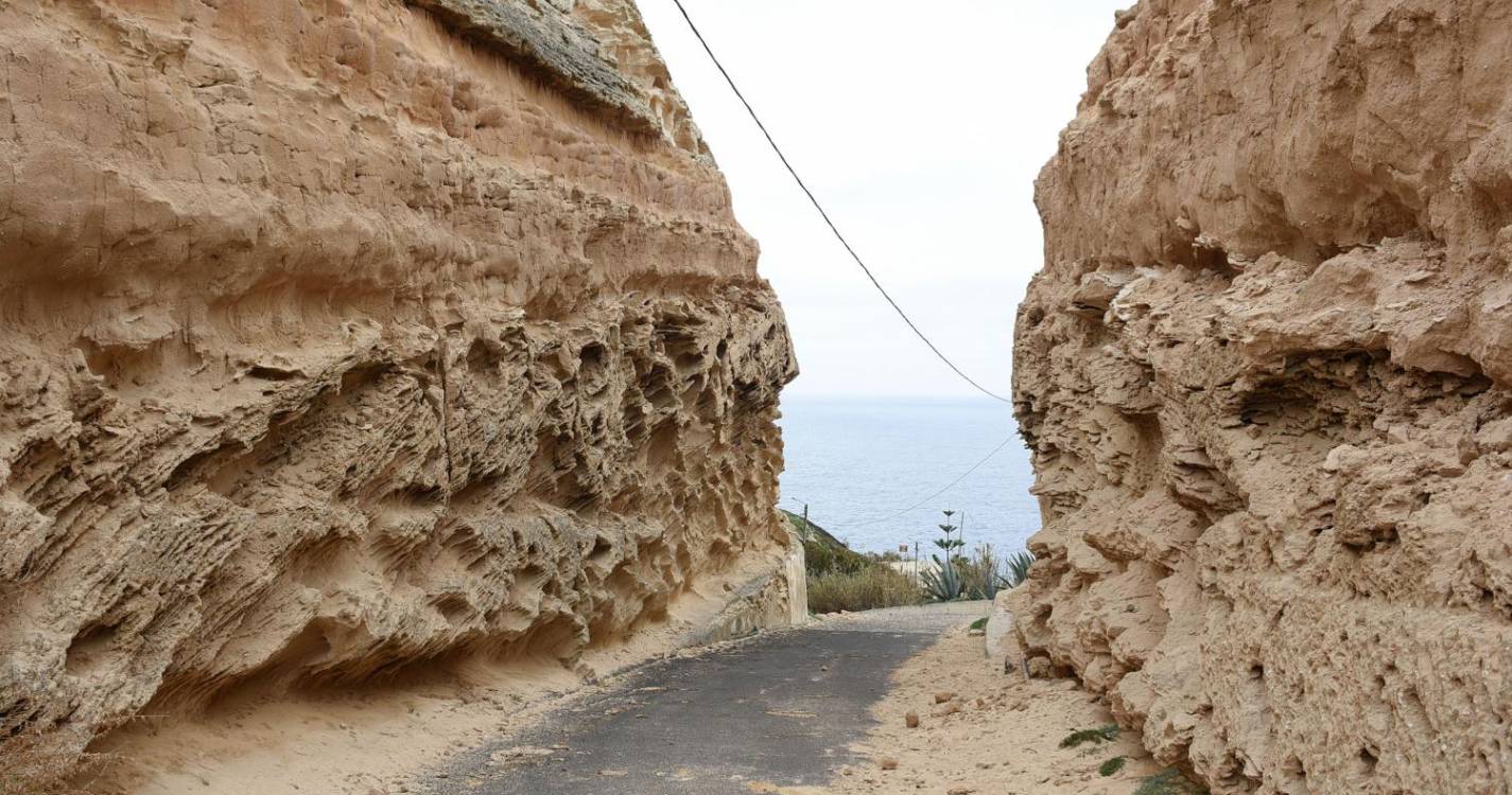 Homem morre dentro de viatura que caiu ao mar no Porto Santo