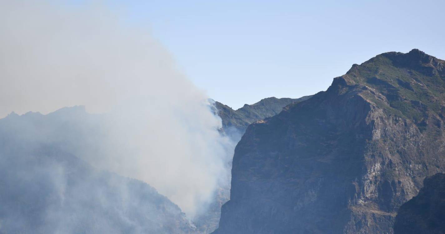 Incêndio no Curral das Freiras continua a ser a frente mais complicada