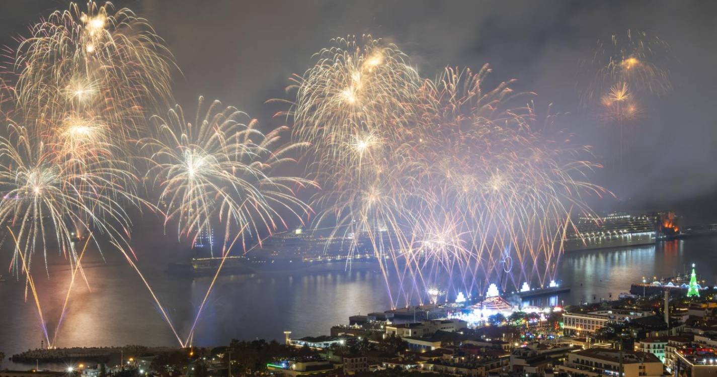 Madeira recebe 2024 com explosão de cores e brilho (com fotos)