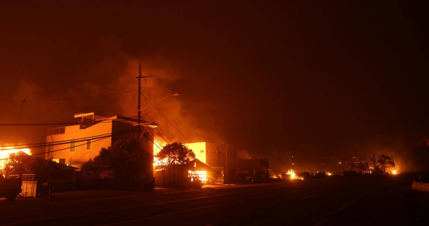 Incêndios florestais na Califórnia estão fora de controlo